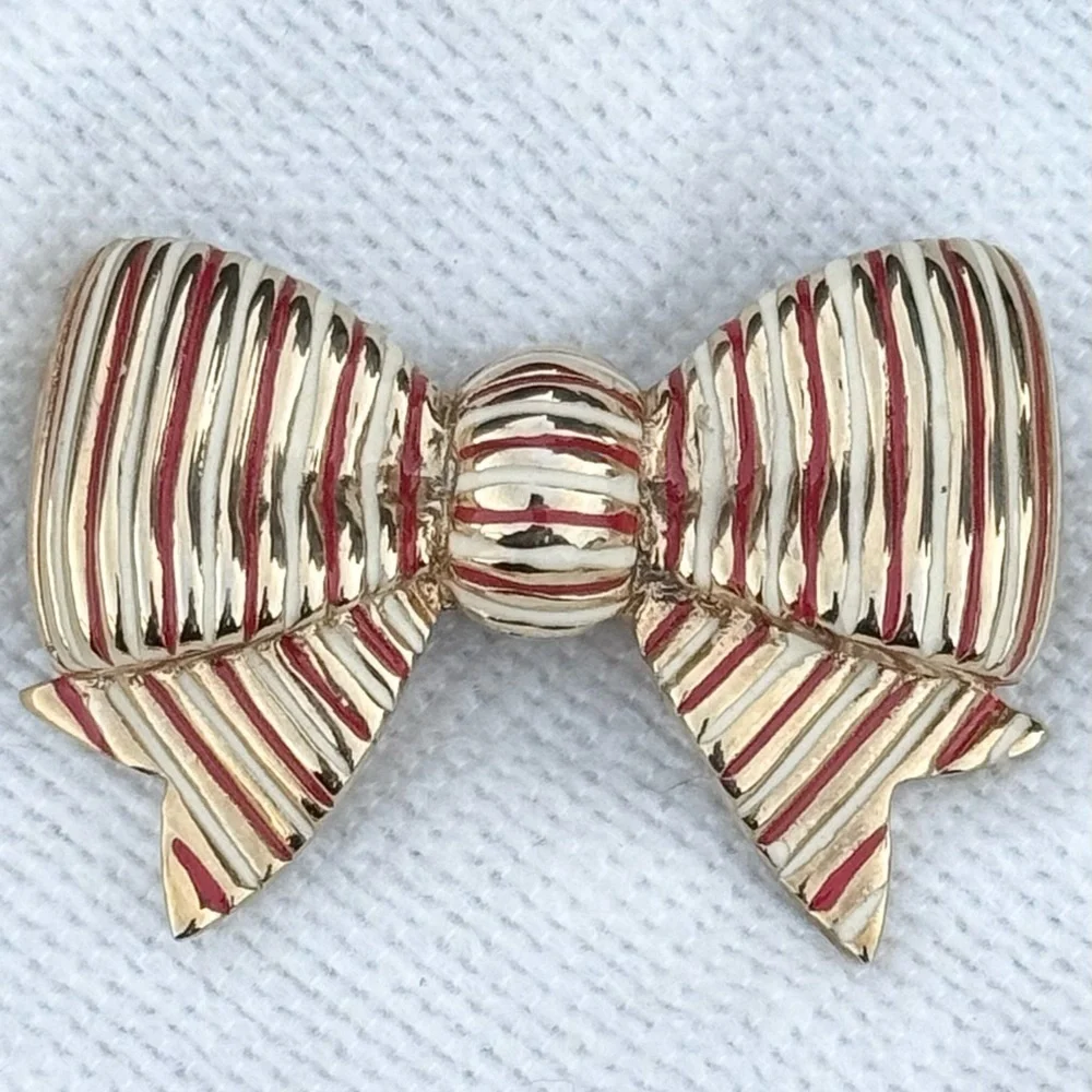 VINTAGE Mimi di Niscemi 1995 GOLD ENAMEL Preppy Bow Pin Brooch - Christmas